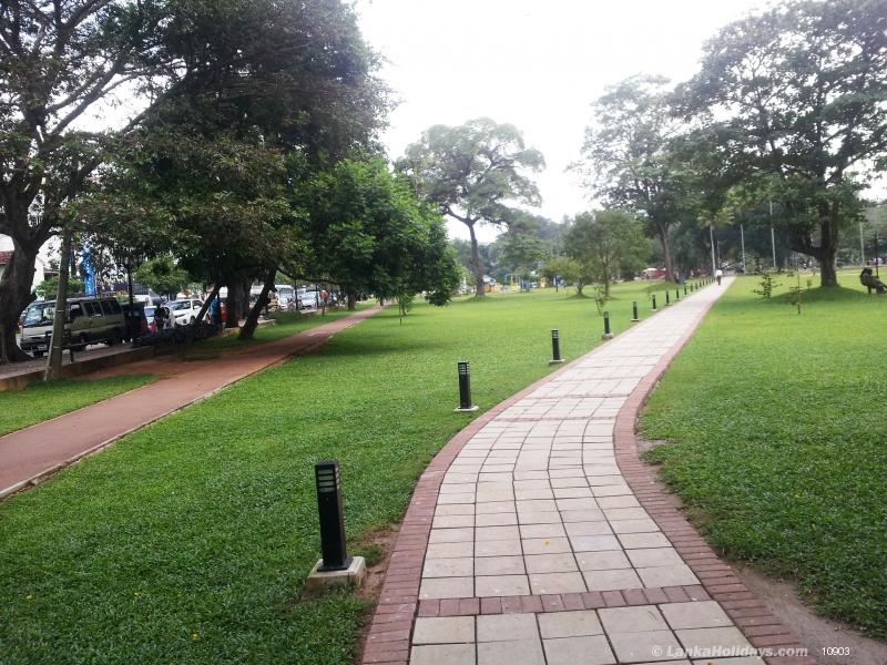 Vihara Maha Devi Park - 25 Yds Away